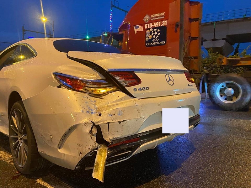 Hàng hiếm Mercedes-Benz S400 Coupe tại Việt Nam gặp nạn bị xe khách tông  móp đuôi xe