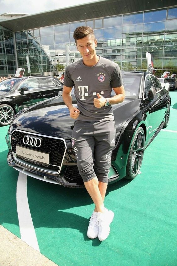 Lewandowski bên cạnh 1 chiếc Audi
