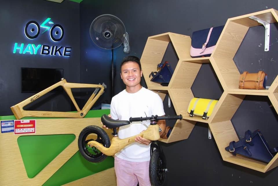 Quang Hải còn tham khảo thử một mẫu xe cân bằng dành cho trẻ em