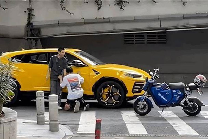  Đoạn video này mở đầu bằng cảnh một nam thanh niên mặc áo trắng đang quỳ gối bên cạnh chiếc siêu xe Lamborghini Urus. 