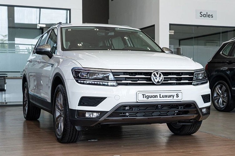 Volkswagen Tiguan hiện đang nhận tổng giá trị khuyến mãi lớn nhất, giá xe giảm tới hơn 500 triệu đồng tại đại lý.
