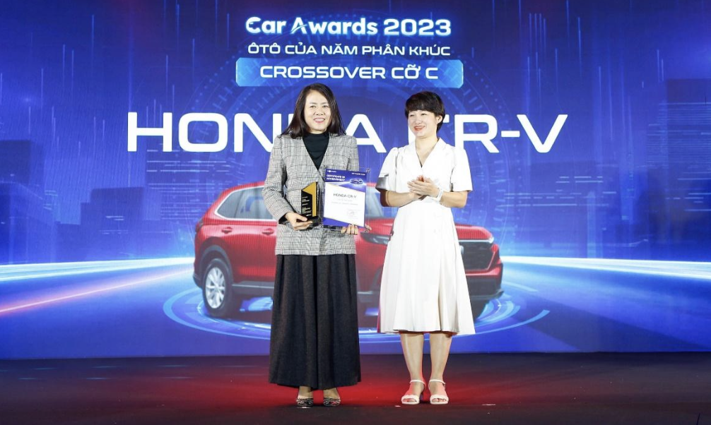 Bà Bùi Thanh Vân – Thư ký toà soạn báo VnExpress trao Giải “Ô tô của năm” hạng mục xe Crossover cỡ  C cho đại diện Công ty Honda Việt Nam – Bà Đỗ Thu Hoàng – Phó TGĐ Thứ Nhất