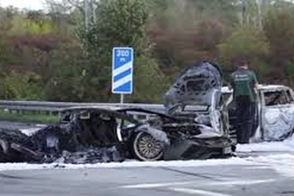 Lamborghini và chiếc Skoda bốc cháy dữ dội, Navid Alpha nhanh chóng thoát ra ngoài trong khi tài xế của chiếc Skoda đã không kịp ra khỏi xe, tử vong ngay tại hiện trường.