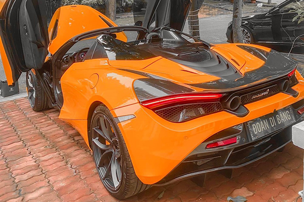 Chiếc siêu xe mui trần McLaren 720S Spider màu cam này có thêm cánh gió đuôi bằng carbon.