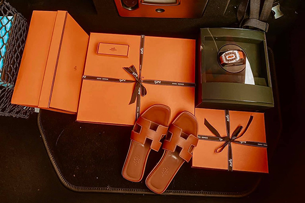 Các phụ kiện bên trong khoang hành lý của chiếc McLaren 720S Spider cũng có màu cam.