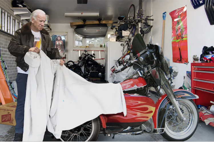 Ông Biden trên chiếc xe môtô hoành tráng Harley-Davidson.