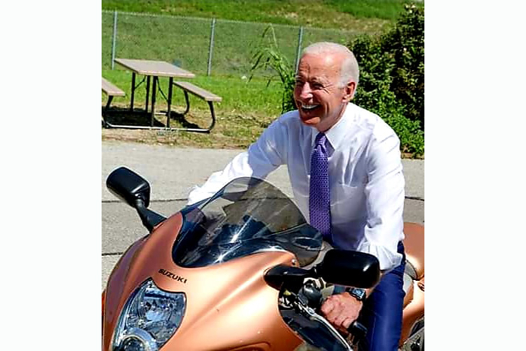 Vào năm 2018, ông Biden đã từng ngồi lên chiếc xe thần gió Suzuki Hayabusa với nụ cười rạng rỡ.