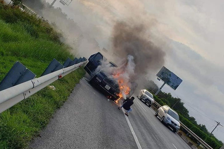 Xe Range Rover cháy ngùn ngụt trên cao tốc.