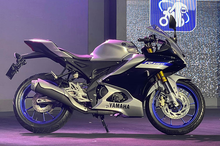 Riêng phiên bản R15M sẽ có thêm hai màu sơn đặc biệt là bản kỷ niệm 60 năm và bản đội đua Monster Energy Yamaha MotorGP.