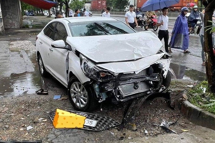 Hyundai Accent vừa ra khỏi đại lý đã đâm vào gốc cây, vỡ nát đầu xe.