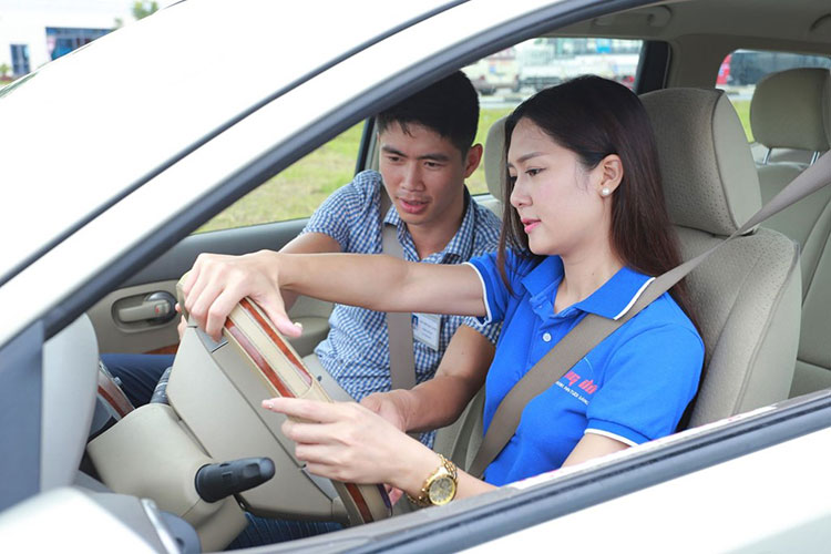 Chấn chỉnh tình trạng giáo viên giao xe cho học viên tập lái