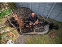 Phát hiện chiếc ô tô Ford bị chôn dưới đất suốt nửa thế kỷ khi tình cờ đào vườn làm hàng rào