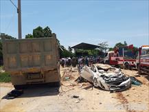 Thanh Hóa: xe Toyota bị xe tải Howo đè bẹp 3 người tử vong