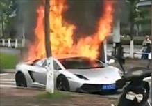 Lamborghini Gallardo bỗng dung bốc cháy khi đang di chuyển trên đường
