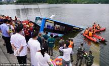 Bất mãn xã hội, tài xế xe buýt bất ngờ bẻ lái, lao thẳng xuống hồ khiến 36 người thương vong