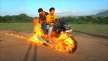 Màn “đốt lốp” lấy cảm hứng từ siêu phẩm Hollywood “Ma tốc độ” của youtuber Ấn Độ