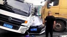 Tài xế Honda Accord kêu cứu khi xe bị nghiền nát kẹp giữa hai xe tải