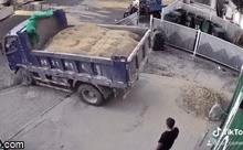 Pha lùi xe “đi vào lòng đất” theo đúng nghĩa đen của xe tải chở cát