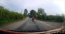 Clip: Người phụ nữ đi xe máy rẽ trái bị xe tông