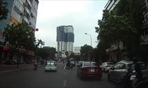 Clip: Xe Taxi đi vào làn xe ngược chiều và vượt đèn đỏ tại cầu 361 Nguyễn Khang
