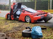 Ferrari Enzo gặp nạn khi nhân viên đại lý thử xe.