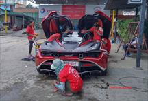 Siêu xe Việt Nam rửa xe trên đất Campuchia
