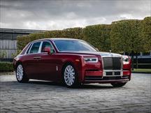Rolls-Royce trình làng Phantom RED siêu sang với sơn ngoại thất rắc bụi pha lê