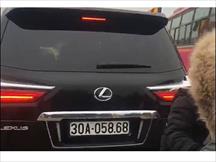 Chuyện chỉ có ở Việt Nam: Lexus LX570 được gắn cả biển xanh và trắng khi đi lễ chùa