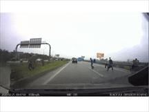 Thanh niên chạy bộ qua cao tốc Hà Nội - Bắc Giang bị ô tô tông văng xuống đường