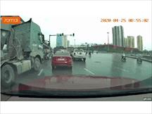 Xôn xao với video xe ben tông ô tô con Hyundai Accent xoay ngang trên đường Hà Nội