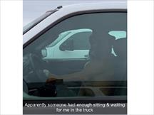Chú chó bấm còi inh ỏi để gọi chủ đang đi mua sắm quay về vì ngồi đợi trong xe quá lâu