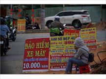 Bảo hiểm xe máy 10.000 đồng tràn lan ở lề đường Sài Gòn, người mua nguy cơ 'tiền mất tật mang'
