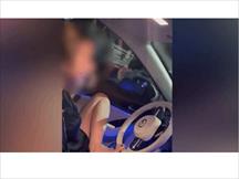 Phẫn nộ trước hình ảnh mẹ trẻ lái ô tô bằng một chân quay clip khoe trẻ nhỏ trong xe: 