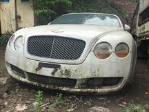 Bentley Continental GTC hàng hiếm ở Việt Nam được che đậy bằng tấm tôn cũ chắp vá