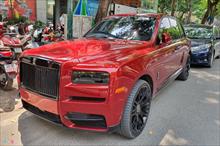 Rolls-Royce Cullinan màu đỏ độc xuất hiện tại Hà Nội với diện mạo mới
