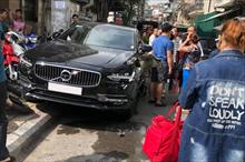 Hà Nội: Tai nạn giao thông, xe máy nằm gầm Volvo S90 giữa phố