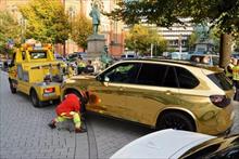 Xe sang BMW X5 bị cảnh sát tịch thu vì mạ vàng sáng chói