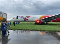 Máy bay của VietJet cầy tung thảm cỏ sau khi hạ cánh