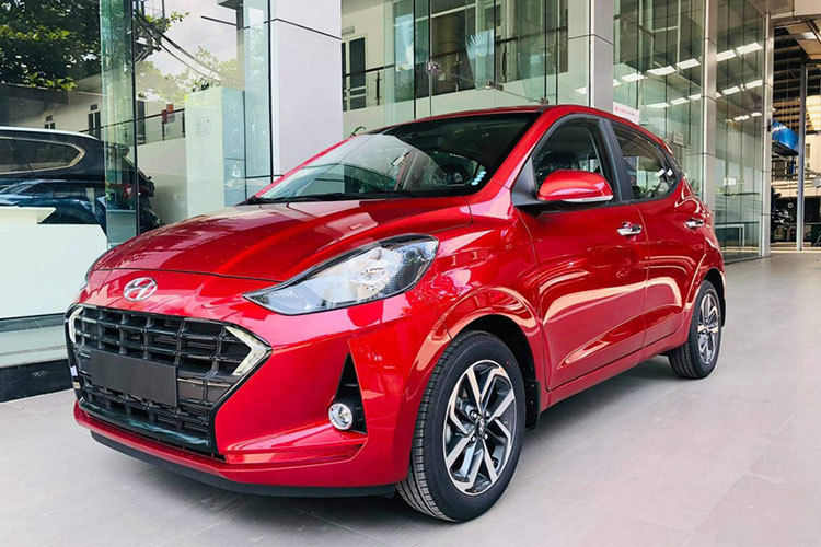 Chỉ còn vài ngày nữa Hyundai Grand i10 thế hệ mới sẽ ra mắt người tiêu dùng Việt Nam. Hiện tại, những chiếc xe thuộc bản cũ đang được đại lý rao bán với giá từ 300 triệu đồng.
