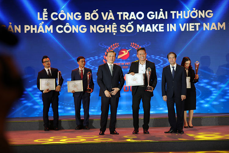 Ông Vũ Minh Trí - Phó Chủ tịch IOTLink nhận Giải Đồng Nền tảng số xuất sắc 2021.