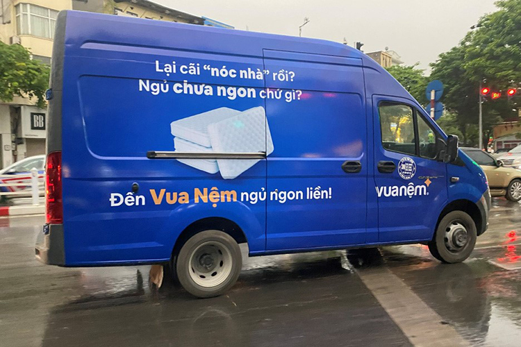 Hình ảnh một trong số xe tải trong đoàn truyền đi thông điệp hài hước mà “đáng yêu” của Vua Nệm.