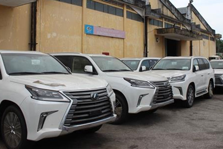 Những xe hạng sang Lexus LX570, Toyota Highlander... được nhập về theo diện quà biếu tặng, tại cảng Tiên Sa (Đà Nẵng) từ tháng 6-2016.