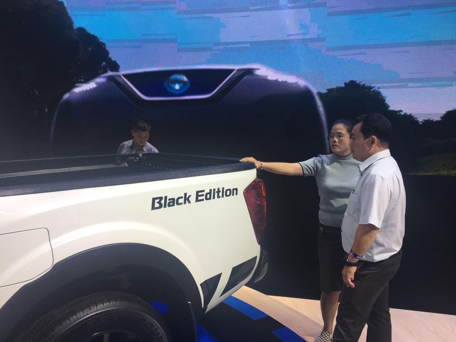 Khách hàng thích thú khám phá Nissan Navara Black Edition tại triển lãm