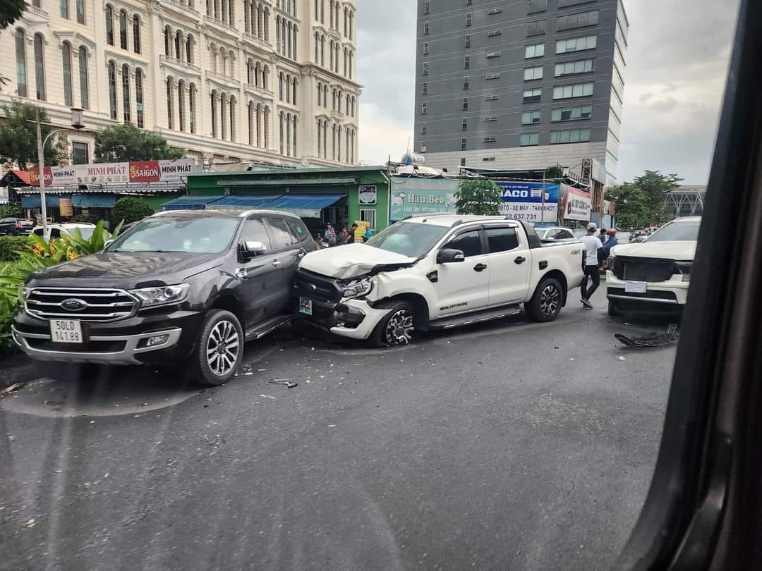 Hiện trường vụ tai nạn trong đó chiếc xe Ford Ranger màu trắng bị nặng nhất với đầu xe móp méo và bánh trước vỡ nát. Ảnh: Quang Đạo