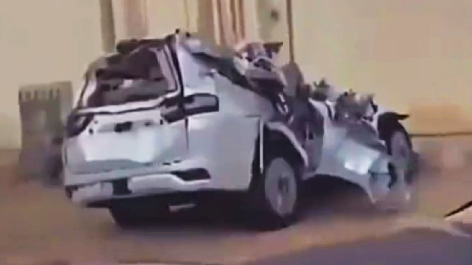 Những chiếc xe Toyota Land Cruiser gặp tai nạn khi đang vận chuyển tới đại lý