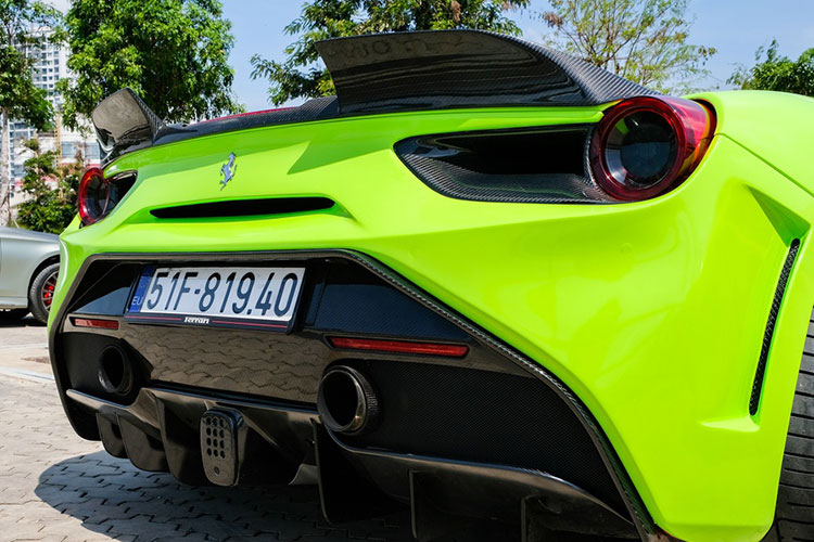 Hiện tại, giá xe Ferrari tại Việt Nam dành cho các phiên bản siêu xe 488 GTB đã qua sử dụng có giá bán lại từ 8,5 tỷ đến hơn 12 tỷ đồng.