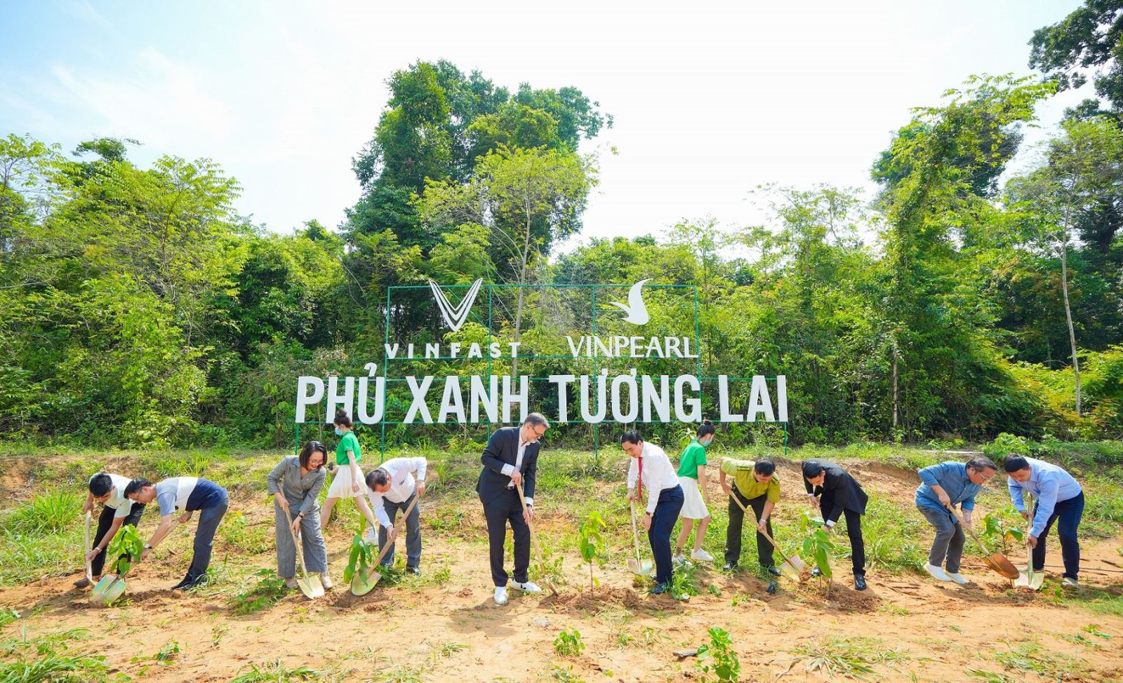 Các đại biểu tham dự sự kiện đã chính thức trồng những cây xanh đầu tiên của dự án “Phủ xanh tương lai” tại Vườn Quốc gia Phú Quốc - Ảnh: Đ.H