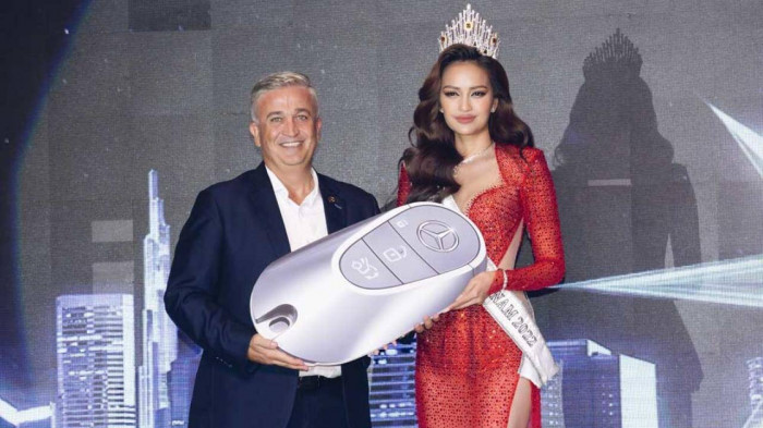 Ông Bradley Kelly - CEO của Mercedes-Benz Việt Nam trao tặng 1 năm sử dụng xe Mercedes-Benz C 300 AMG cho tân Hoa hậu Hoàn vũ Việt Nam 2022 Nguyễn Thị Ngọc Châu