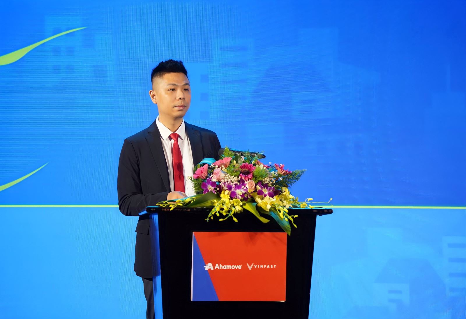 Ông Lê Hoàng Long - Phó Tổng Giám đốc phụ trách Kinh doanh Xe máy điện VinFast - phát biểu tại sự kiện