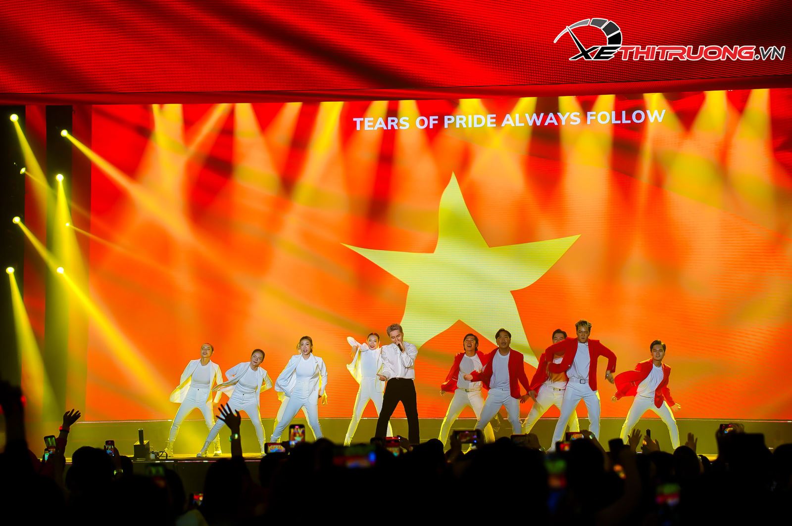 Ca sĩ Sơn Tùng M-TP xuất hiện trên sân khấu